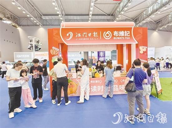 江門日報與布維記的聯(lián)名快閃店吸引了不少市民。