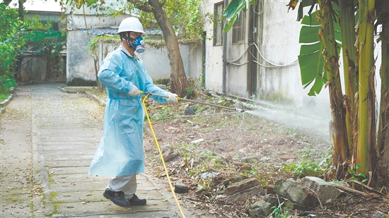 江門市廣悅電化有限公司安排專業(yè)人員在公司成蚊密集地開展蚊蟲消殺工作。
