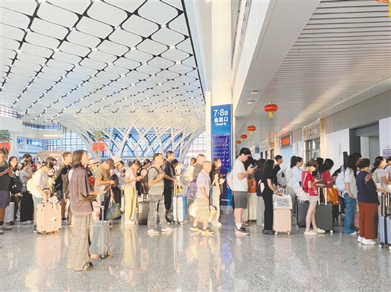 國(guó)慶中秋假期，江門站客流持續(xù)保持高位。