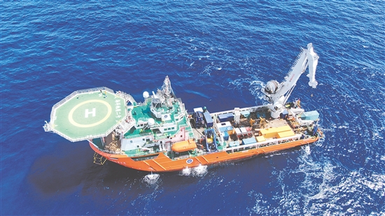 江企建造的“海洋地質(zhì)二號(hào)”科考船在南海北部進(jìn)行“源火”采集。