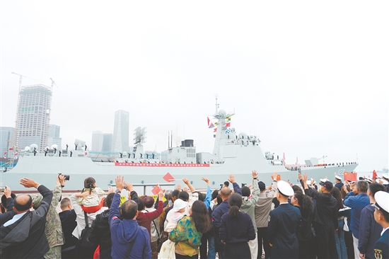 10月11日，中國海軍第48批護航編隊從山東青島某軍港解纜起航。這是儀式現(xiàn)場。新華社發(fā)