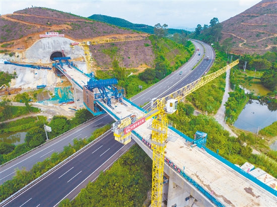 本次合龍的跨G94高速公路大橋總長314.5米，采用鋼管柱支架法現(xiàn)澆施工，實現(xiàn)了安全高效施工與保障公路暢通的雙重目標。