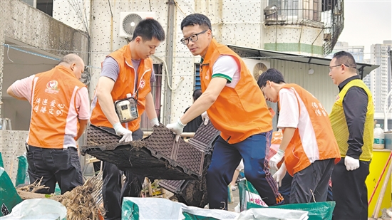 市工商聯(lián)組織商協(xié)會(huì)、企業(yè)志愿服務(wù)隊(duì)到社區(qū)協(xié)助清理垃圾。
