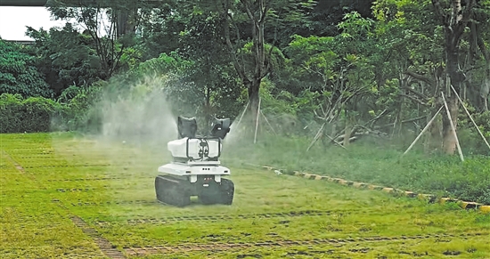 江門產(chǎn)研院聯(lián)合相關(guān)機構(gòu)研發(fā)的履帶式室外智能噴灑滅蚊自動化設(shè)備已投入使用。 江門產(chǎn)研院聯(lián)合相關(guān)機構(gòu)研發(fā)的履帶式室外智能噴灑滅蚊自動化設(shè)備已投入使用。