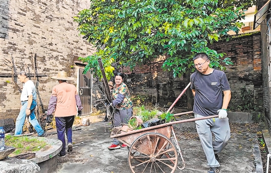 村民合力整治衛(wèi)生黑點(diǎn)，清運(yùn)堆積雜物。