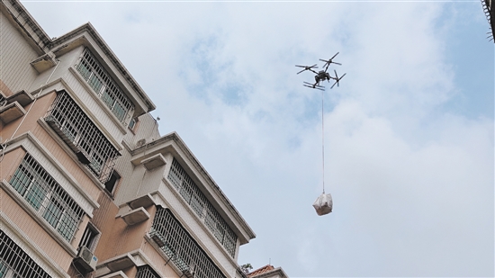 應急救援無人機將樓頂打包好的垃圾安全吊運至地面，極大提升了清運效率。