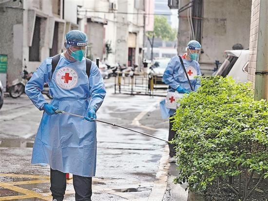 江門市紅十字會應急消殺志愿服務隊在蓬江區(qū)東風社區(qū)開展防蚊滅蚊工作。