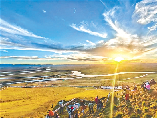 當下正是賞秋游的好時節(jié)。圖為四川黃河九曲第一灣秋景。