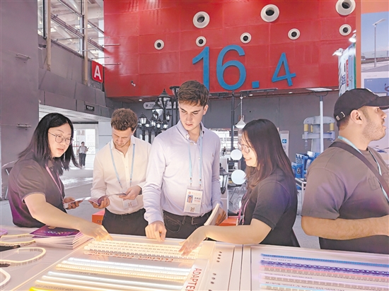 第138屆廣交會上，一家江門企業(yè)帶來的無頻閃燈帶吸引到不少客商駐足了解。