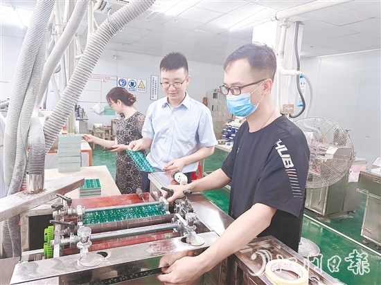 江門建行工作人員走訪企業(yè)，積極對接企業(yè)融資需求。