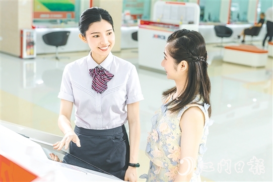 江門農(nóng)商銀行不斷提升服務(wù)水平，為地方經(jīng)濟(jì)發(fā)展提供強(qiáng)有力的金融保障。