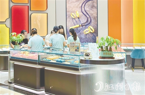 受金價(jià)上漲影響，國(guó)內(nèi)金飾克價(jià)繼續(xù)上調(diào)。