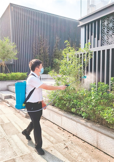健威廣場(chǎng)工作人員對(duì)商場(chǎng)周邊環(huán)境進(jìn)行消殺，減少蚊蟲孳生。