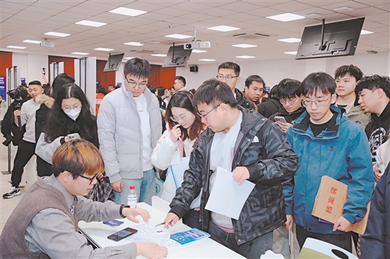 海目星、嘉士利、長優(yōu)實業(yè)等江門優(yōu)質(zhì)企業(yè)獲青睞，招聘展位吸引了不少學子前來投遞簡歷。