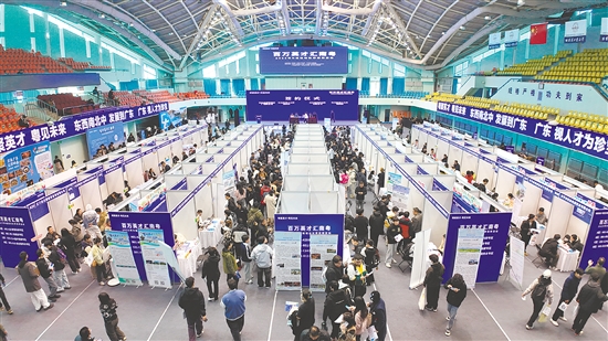 招聘現(xiàn)場人頭攢動，共吸引2895名黑龍江學(xué)子入場。