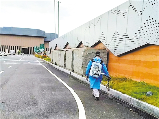 開陽高速志愿者在服務(wù)區(qū)開展防蚊消殺工作。