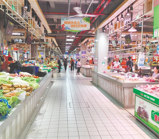 蓬江市場內(nèi)光線明亮，通道寬敞，無論是蔬菜區(qū)還是水產(chǎn)區(qū)，地面都干凈整潔。