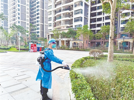 開平邊檢站積極助力我市防蚊滅蚊，對灌木叢根部、排水溝等隱蔽點(diǎn)位噴灑藥劑。