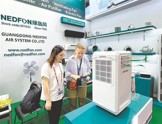 臺(tái)山參展企業(yè)的創(chuàng)新產(chǎn)品受到眾多外國(guó)客商的青睞，使企業(yè)在激烈的市場(chǎng)競(jìng)爭(zhēng)中脫穎而出。