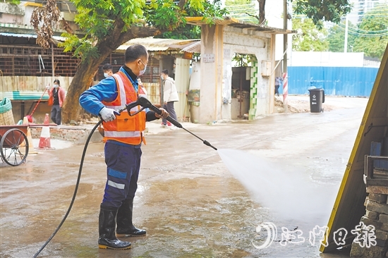區(qū)環(huán)境整治組在環(huán)市街道里村社區(qū)開展清潔活動。