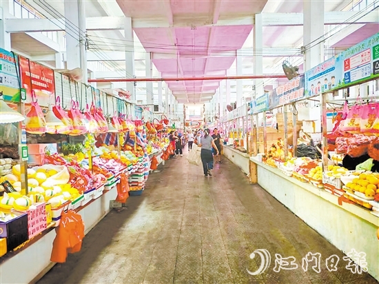 通過深入開展愛國衛(wèi)生運動，江海區(qū)城鄉(xiāng)環(huán)境變得更靚更宜居。圖為整改后的樂中市場。