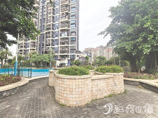 柏麗郡小區(qū)開展綠化景觀改造行動，打造簡約、整潔、舒適的居住環(huán)境。