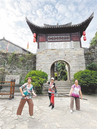 銀發(fā)族熱衷旅游。