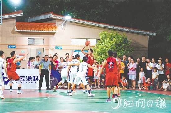 外海街道運動場上，“村BA”賽事精彩紛呈。何榕