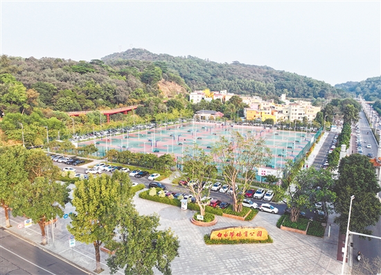 白水帶體育公園為群眾提供了專業(yè)的健身場所。