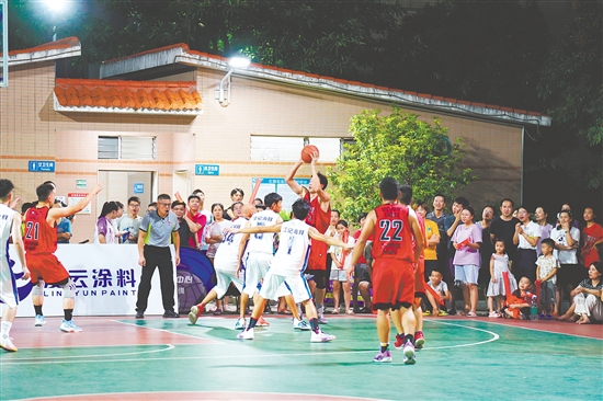 外海街道運(yùn)動場上，“村BA”賽事精彩紛呈。何榕