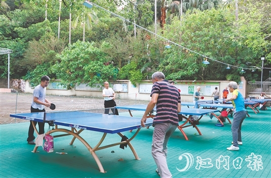 市民在小區(qū)乒乓球場切磋球藝。