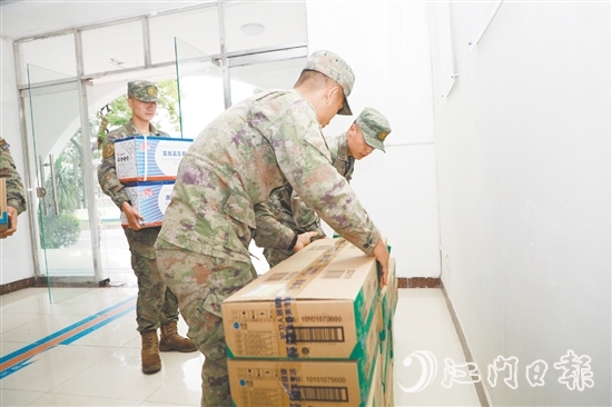 武警江門(mén)支隊(duì)官兵搬運(yùn)防疫捐贈(zèng)物資。