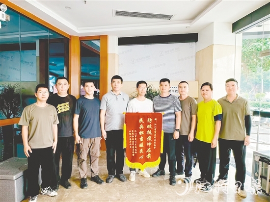 市直民兵應(yīng)急營(yíng)獲贈(zèng)錦旗。