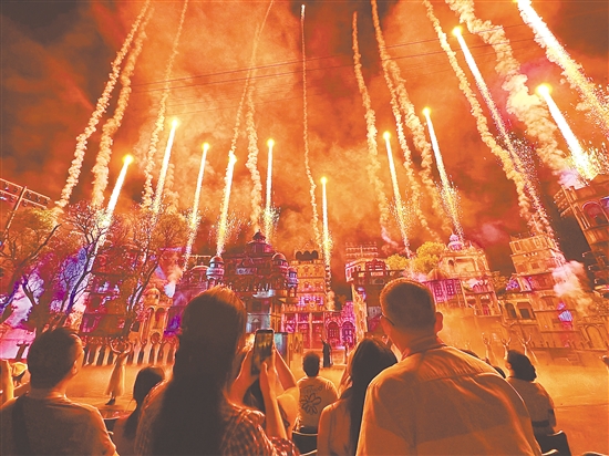 赤坎華僑古鎮(zhèn)的《火秀》節(jié)目吸引眾多游客。