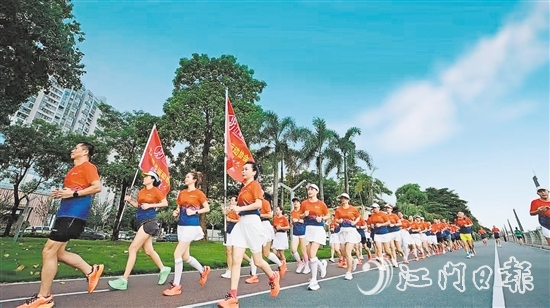 區(qū)跑步運(yùn)動(dòng)協(xié)會(huì)跑友每天晨跑，在晨光中感受城市的魅力。