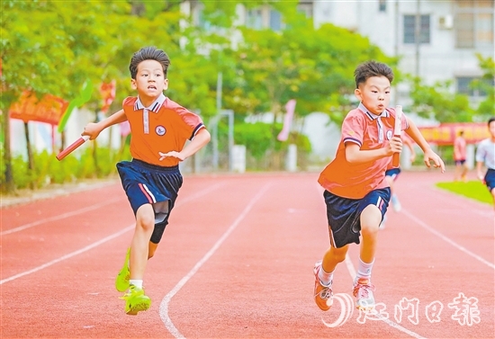 “全運(yùn)會(huì)之風(fēng)”吹進(jìn)了校園。禮樂中心小學(xué)舉辦田徑運(yùn)動(dòng)會(huì)。