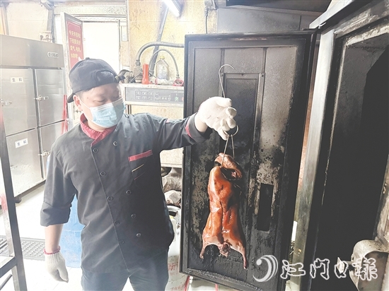 剛出爐的燒鵝香飄四溢。