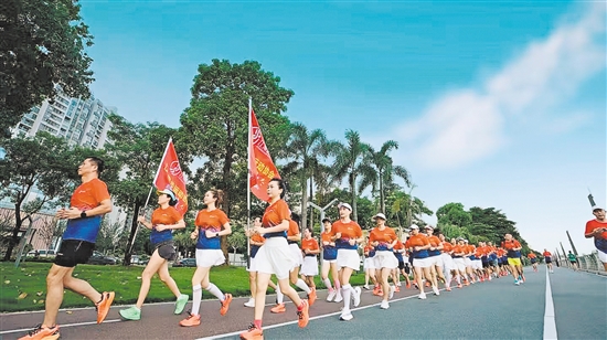 區(qū)跑步運動協(xié)會跑友每天晨跑，在晨光中感受城市的魅力。