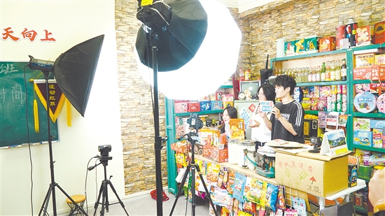 青年學子正在直播，向網(wǎng)友推薦江海優(yōu)品。