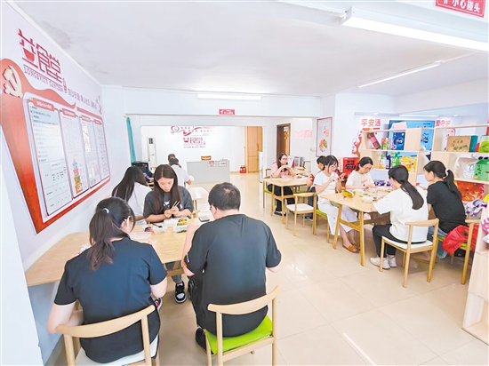 象山社區(qū)“益食堂”為社區(qū)居民提供“全齡友好、普惠優(yōu)享”的便民助餐服務(wù)。