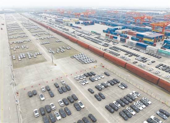 圖為西安國際港站存放汽車的物流基地（11月14日攝，無人機照片）。