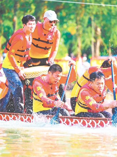 劃手們正奮力劃船，展開(kāi)激烈角逐。