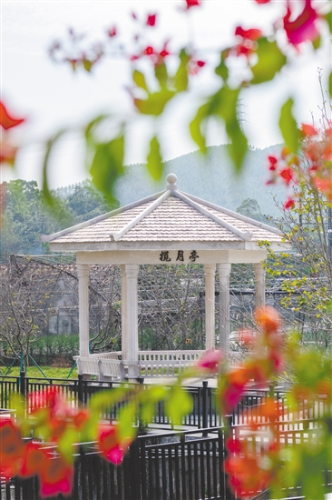 位于櫻花河堤邊上的攬月亭，與攬月池、大昆侖山和小昆侖山遙相呼應(yīng)。