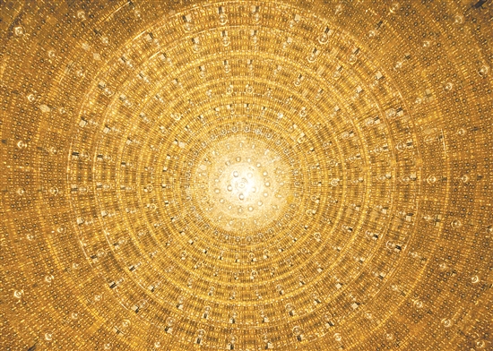 運(yùn)行僅2個(gè)多月，江門(mén)中微子實(shí)驗(yàn)發(fā)布首個(gè)物理成果，兩大關(guān)鍵參數(shù)刷新世界測(cè)量精度紀(jì)錄。圖為中心探測(cè)器球內(nèi)“星空”。劉悅湘