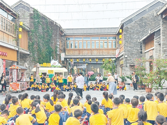 來自佛山的學(xué)生在江門古勞水鄉(xiāng)旅游區(qū)了解詠春文化。