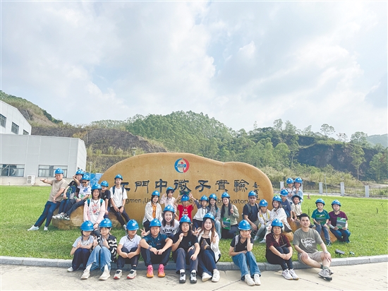 親子家庭到江門中微子實(shí)驗(yàn)室開展研學(xué)活動(dòng)。