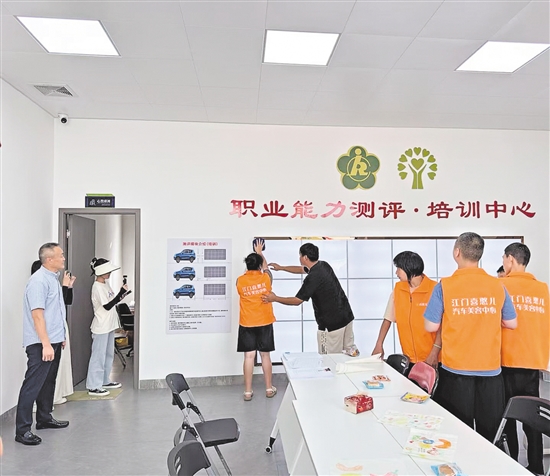 洗車中心負責人在對“喜憨兒”進行洗車培訓。