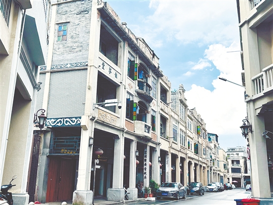 隨著電影《捕風(fēng)追影》火熱上映，臺山臺城歷史文化街區(qū)的華僑建筑走進(jìn)大眾視野，備受關(guān)注。