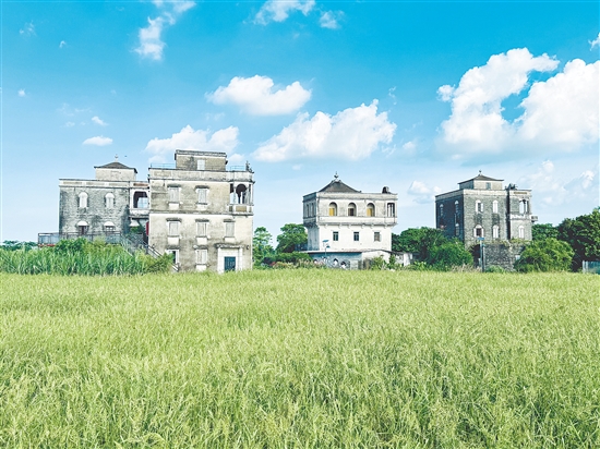 斗山鎮(zhèn)浮月村洋樓群展現(xiàn)百年前華僑對西方建筑美學(xué)的理解，它們是華僑奮斗的見證，也是華僑愛國愛鄉(xiāng)的象征。