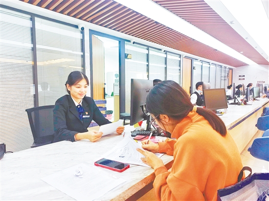 蓬江區(qū)推動政務服務窗口暖心升級，將“不打烊”服務事項從最初的752項擴容至901項。市民辦理業(yè)務更加方便。